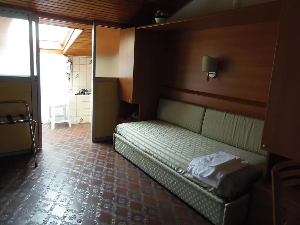Hotel Italia Монелья